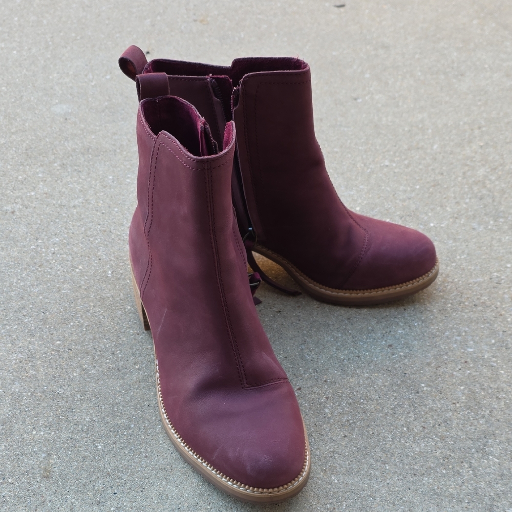 Tom's Evelyn Booties Size 8